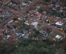 Estado propõe lei com auxílio de R$ 50 mil por família para agilizar ajuda a cidades atingidas por tornado
