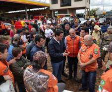 Em Rio Bonito do Iguaçu, Ratinho Junior anuncia força-tarefa para reconstrução das casas