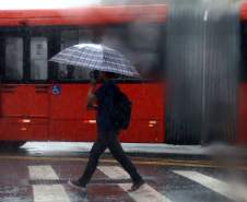 Nova frente fria traz chuva ao Paraná no fim de semana