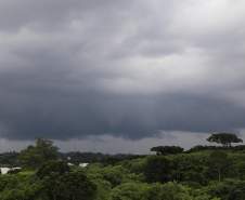 Simepar e Defesa Civil alertam para tempestade no Paraná no fim de semana