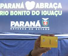 Estado entrega primeiros cartões de até R$ 50 mil para reconstrução de casas em Rio Bonito do Iguaçu