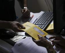 Estado entrega primeiros cartões de até R$ 50 mil para reconstrução de casas em Rio Bonito do Iguaçu