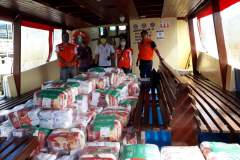 entrega de cestas básicas na Ilha do Mel