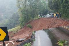 Rodovia afetada pelas chuvas