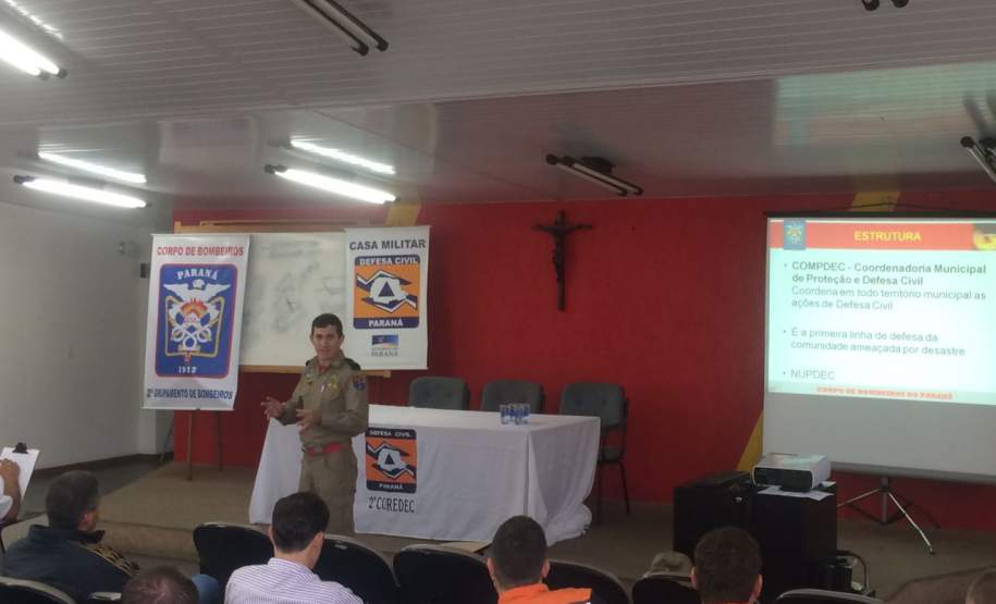 2ª CORPDEC Realiza Encontro de Voluntários de Defesa Civil - No dia 24 de Novembro de 2016 (quinta-feira), a 2ª CORPDEC realizou um Encontro de Voluntários Defesa Civil no Município de Ponta Grossa, no Auditório da Sede do 2º GB;
- Este encontro teve a finalidade de promover a conscientização e a capacitação dos voluntários, para ações de enfrentamento de eventos danosos, naturais ou antropogênicos, bem como o enfrentamento de situações emergenciais