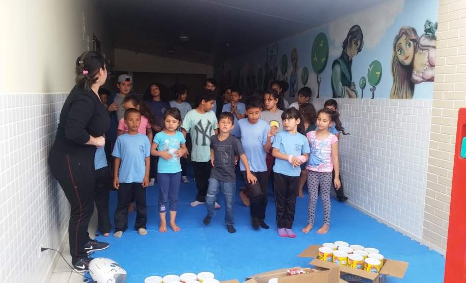 DEFESA CIVIL REALIZA ENTREGA DE LATAS DE LEITE ARRECADADAS NO IV ENCOTRO DOS VOLUNTÁRIOS AO INSTITUTO AMA. Na última quarta-feira (23/11), representantes da Coordenadoria Estadual de Proteção e Defesa Civil realizaram a entrega de 65 latas de leite ao Instituto AMA.
Essas latas de leite foram arrecadadas como forma de inscrição para o IV Encontro dos Voluntários de Defesa Civil.