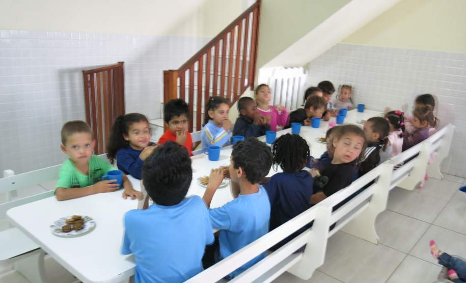 Na última quarta-feira (23/11), representantes da Coordenadoria Estadual de Proteção e Defesa Civil realizaram a entrega de 65 latas de leite ao Instituto AMA.
Essas latas de leite foram arrecadadas como forma de inscrição para o IV Encontro dos Voluntários de Defesa Civil.