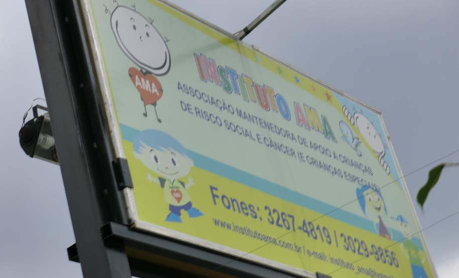 Na última quarta-feira (23/11), representantes da Coordenadoria Estadual de Proteção e Defesa Civil realizaram a entrega de 65 latas de leite ao Instituto AMA.
Essas latas de leite foram arrecadadas como forma de inscrição para o IV Encontro dos Voluntários de Defesa Civil.