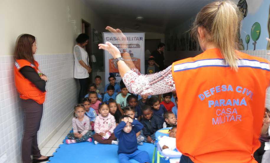 Na última quarta-feira (23/11), representantes da Coordenadoria Estadual de Proteção e Defesa Civil realizaram a entrega de 65 latas de leite ao Instituto AMA.
Essas latas de leite foram arrecadadas como forma de inscrição para o IV Encontro dos Voluntários de Defesa Civil.