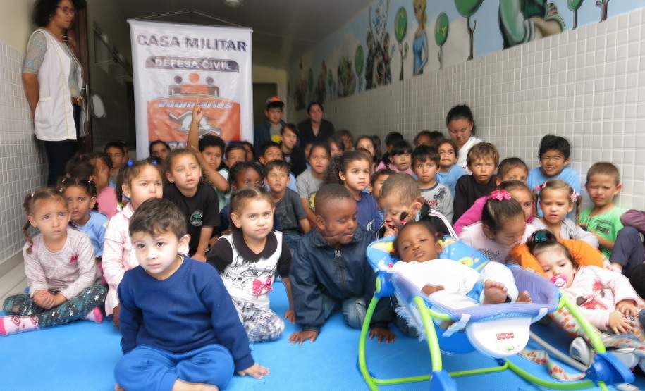 Na última quarta-feira (23/11), representantes da Coordenadoria Estadual de Proteção e Defesa Civil realizaram a entrega de 65 latas de leite ao Instituto AMA.
Essas latas de leite foram arrecadadas como forma de inscrição para o IV Encontro dos Voluntários de Defesa Civil.