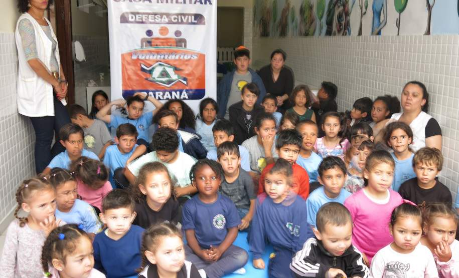 Na última quarta-feira (23/11), representantes da Coordenadoria Estadual de Proteção e Defesa Civil realizaram a entrega de 65 latas de leite ao Instituto AMA.
Essas latas de leite foram arrecadadas como forma de inscrição para o IV Encontro dos Voluntários de Defesa Civil.