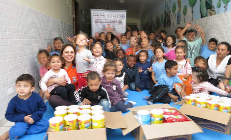 Na última quarta-feira (23/11), representantes da Coordenadoria Estadual de Proteção e Defesa Civil realizaram a entrega de 65 latas de leite ao Instituto AMA.
Essas latas de leite foram arrecadadas como forma de inscrição para o IV Encontro dos Voluntários de Defesa Civil.