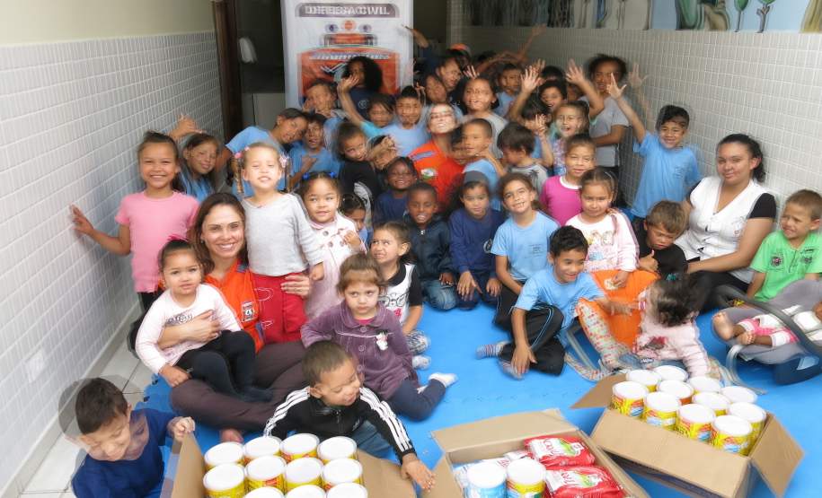 Na última quarta-feira (23/11), representantes da Coordenadoria Estadual de Proteção e Defesa Civil realizaram a entrega de 65 latas de leite ao Instituto AMA.
Essas latas de leite foram arrecadadas como forma de inscrição para o IV Encontro dos Voluntários de Defesa Civil.