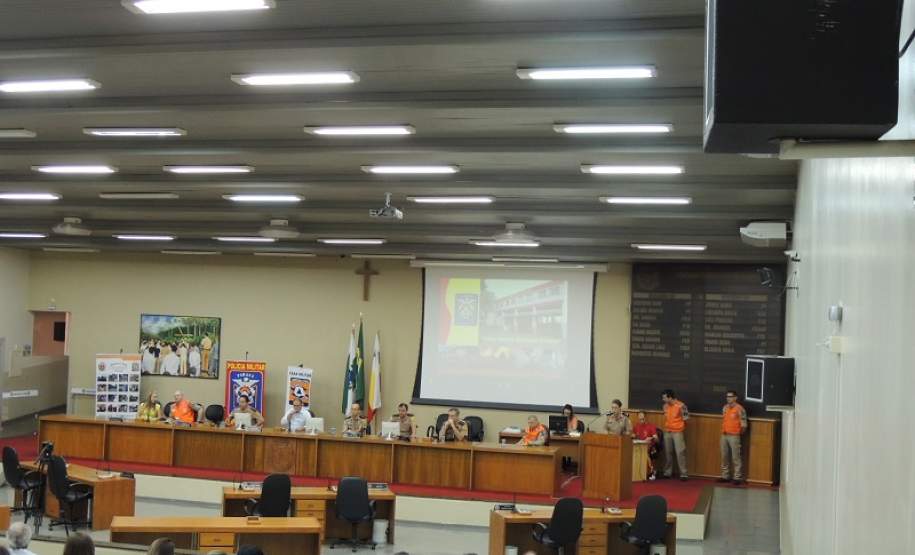 Mais de 130 servidores dos Centros Municipais de Educação Infantil (CMEIs) da cidade de Maringá, participaram do curso da Brigada Escolar no ano de 2016. Em solenidade na câmara de vereadores do município e, com a presença de autoridades, foi realizado na última quinta-feira (24/11), a entrega do certificado de conclusão da capacitação aos participantes.