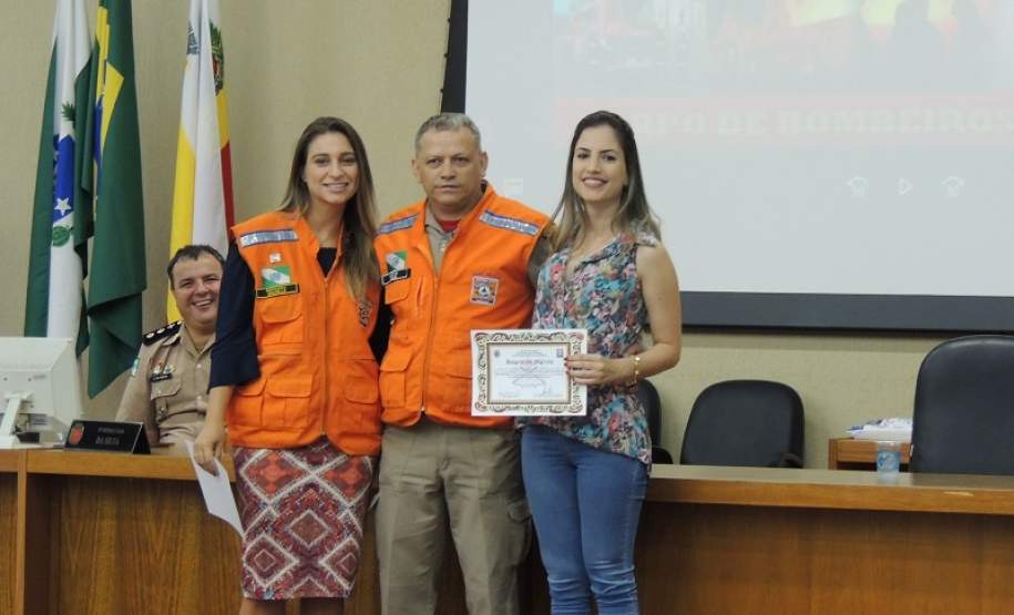 Mais de 130 servidores dos Centros Municipais de Educação Infantil (CMEIs) da cidade de Maringá, participaram do curso da Brigada Escolar no ano de 2016. Em solenidade na câmara de vereadores do município e, com a presença de autoridades, foi realizado na última quinta-feira (24/11), a entrega do certificado de conclusão da capacitação aos participantes.