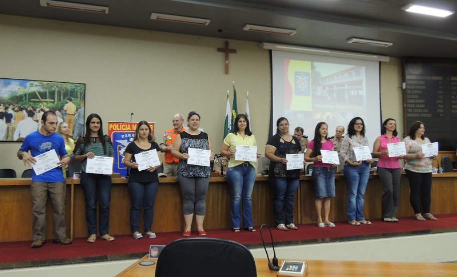 Mais de 130 servidores dos Centros Municipais de Educação Infantil (CMEIs) da cidade de Maringá, participaram do curso da Brigada Escolar no ano de 2016. Em solenidade na câmara de vereadores do município e, com a presença de autoridades, foi realizado na última quinta-feira (24/11), a entrega do certificado de conclusão da capacitação aos participantes.
