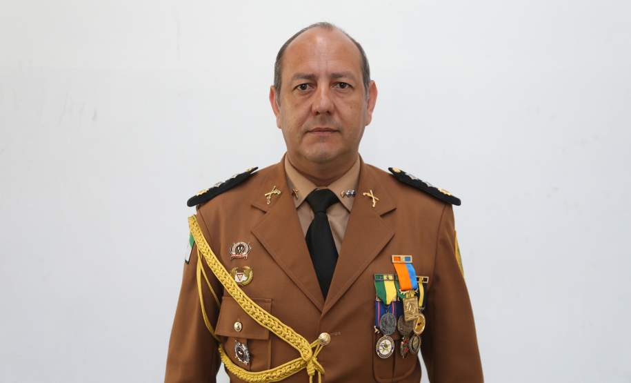 Defesa Civil condecora pessoas que contribuem com a comunidade A Coordenadoria Estadual de Proteção e Defesa Civil entregou nesta terça-feira (06), em Curitiba, a Medalha de Defesa Civil Coronel Dario Natan Bezerra a 42 pessoas, entre civis e militares, que contribuíram com as ações em prol da comunidade. A comenda, que homenageia o ex-comandante da 3º Regional de Defesa Civil, morto em 2008, tem o objetivo de agradecer pelos serviços prestados e incentivar que as boas ações de proteção à população sejam mantidas.