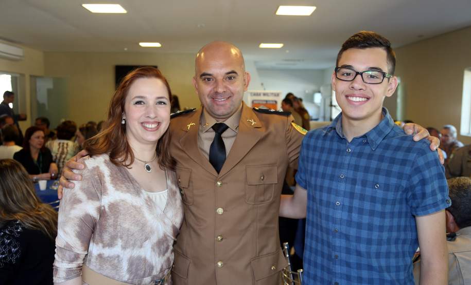 Defesa Civil condecora pessoas que contribuem com a comunidade A Coordenadoria Estadual de Proteção e Defesa Civil entregou nesta terça-feira (06), em Curitiba, a Medalha de Defesa Civil Coronel Dario Natan Bezerra a 42 pessoas, entre civis e militares, que contribuíram com as ações em prol da comunidade. A comenda, que homenageia o ex-comandante da 3º Regional de Defesa Civil, morto em 2008, tem o objetivo de agradecer pelos serviços prestados e incentivar que as boas ações de proteção à população sejam mantidas.