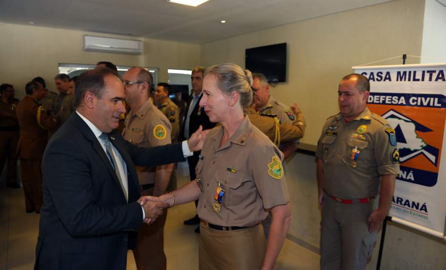 Defesa Civil condecora pessoas que contribuem com a comunidade A Coordenadoria Estadual de Proteção e Defesa Civil entregou nesta terça-feira (06), em Curitiba, a Medalha de Defesa Civil Coronel Dario Natan Bezerra a 42 pessoas, entre civis e militares, que contribuíram com as ações em prol da comunidade. A comenda, que homenageia o ex-comandante da 3º Regional de Defesa Civil, morto em 2008, tem o objetivo de agradecer pelos serviços prestados e incentivar que as boas ações de proteção à população sejam mantidas.