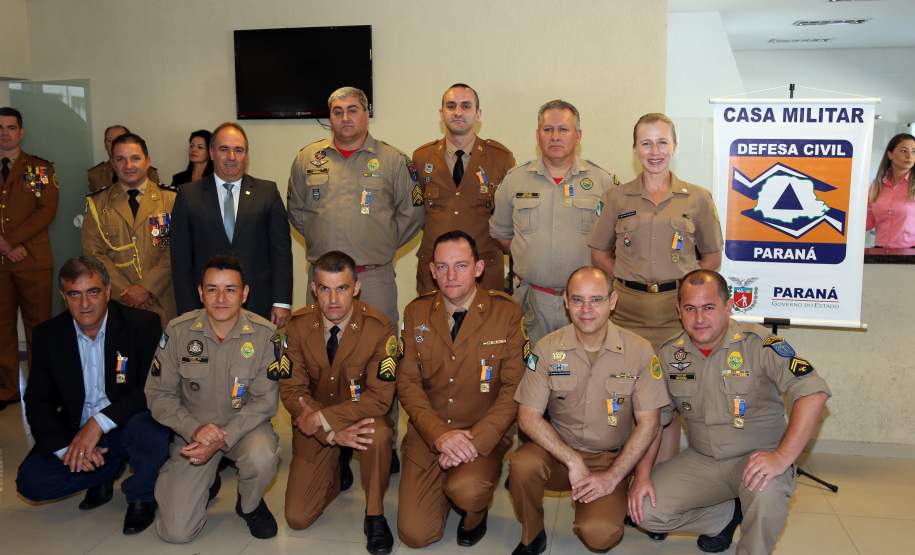 Defesa Civil condecora pessoas que contribuem com a comunidade A Coordenadoria Estadual de Proteção e Defesa Civil entregou nesta terça-feira (06), em Curitiba, a Medalha de Defesa Civil Coronel Dario Natan Bezerra a 42 pessoas, entre civis e militares, que contribuíram com as ações em prol da comunidade. A comenda, que homenageia o ex-comandante da 3º Regional de Defesa Civil, morto em 2008, tem o objetivo de agradecer pelos serviços prestados e incentivar que as boas ações de proteção à população sejam mantidas.