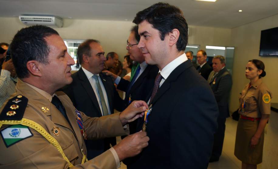 Defesa Civil condecora pessoas que contribuem com a comunidade A Coordenadoria Estadual de Proteção e Defesa Civil entregou nesta terça-feira (06), em Curitiba, a Medalha de Defesa Civil Coronel Dario Natan Bezerra a 42 pessoas, entre civis e militares, que contribuíram com as ações em prol da comunidade. A comenda, que homenageia o ex-comandante da 3º Regional de Defesa Civil, morto em 2008, tem o objetivo de agradecer pelos serviços prestados e incentivar que as boas ações de proteção à população sejam mantidas.