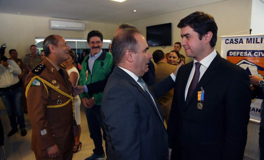 Defesa Civil condecora pessoas que contribuem com a comunidade A Coordenadoria Estadual de Proteção e Defesa Civil entregou nesta terça-feira (06), em Curitiba, a Medalha de Defesa Civil Coronel Dario Natan Bezerra a 42 pessoas, entre civis e militares, que contribuíram com as ações em prol da comunidade. A comenda, que homenageia o ex-comandante da 3º Regional de Defesa Civil, morto em 2008, tem o objetivo de agradecer pelos serviços prestados e incentivar que as boas ações de proteção à população sejam mantidas.