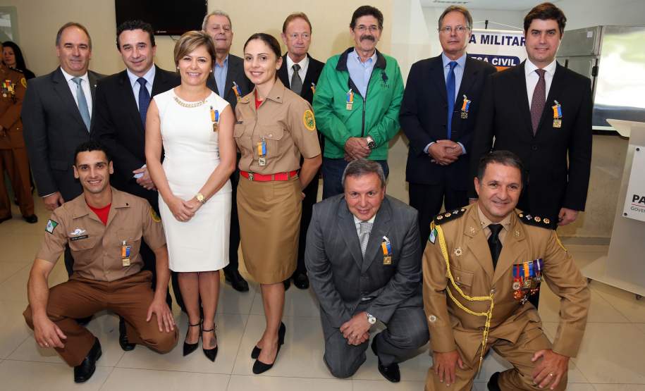 Defesa Civil condecora pessoas que contribuem com a comunidade A Coordenadoria Estadual de Proteção e Defesa Civil entregou nesta terça-feira (06), em Curitiba, a Medalha de Defesa Civil Coronel Dario Natan Bezerra a 42 pessoas, entre civis e militares, que contribuíram com as ações em prol da comunidade. A comenda, que homenageia o ex-comandante da 3º Regional de Defesa Civil, morto em 2008, tem o objetivo de agradecer pelos serviços prestados e incentivar que as boas ações de proteção à população sejam mantidas.