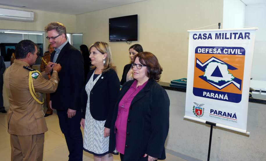 Defesa Civil condecora pessoas que contribuem com a comunidade A Coordenadoria Estadual de Proteção e Defesa Civil entregou nesta terça-feira (06), em Curitiba, a Medalha de Defesa Civil Coronel Dario Natan Bezerra a 42 pessoas, entre civis e militares, que contribuíram com as ações em prol da comunidade. A comenda, que homenageia o ex-comandante da 3º Regional de Defesa Civil, morto em 2008, tem o objetivo de agradecer pelos serviços prestados e incentivar que as boas ações de proteção à população sejam mantidas.