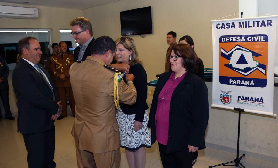 Defesa Civil condecora pessoas que contribuem com a comunidade A Coordenadoria Estadual de Proteção e Defesa Civil entregou nesta terça-feira (06), em Curitiba, a Medalha de Defesa Civil Coronel Dario Natan Bezerra a 42 pessoas, entre civis e militares, que contribuíram com as ações em prol da comunidade. A comenda, que homenageia o ex-comandante da 3º Regional de Defesa Civil, morto em 2008, tem o objetivo de agradecer pelos serviços prestados e incentivar que as boas ações de proteção à população sejam mantidas.