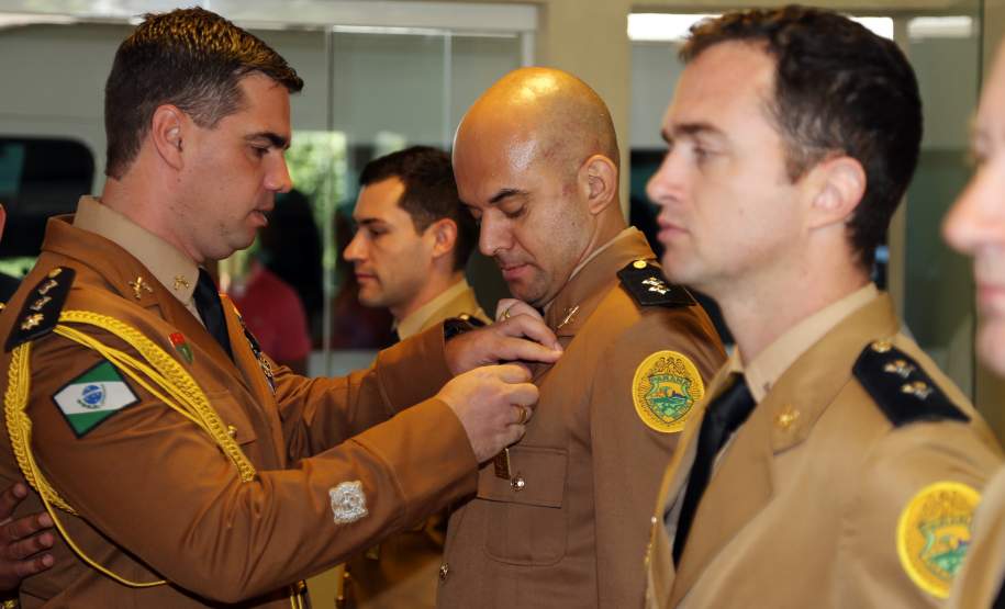 Defesa Civil condecora pessoas que contribuem com a comunidade A Coordenadoria Estadual de Proteção e Defesa Civil entregou nesta terça-feira (06), em Curitiba, a Medalha de Defesa Civil Coronel Dario Natan Bezerra a 42 pessoas, entre civis e militares, que contribuíram com as ações em prol da comunidade. A comenda, que homenageia o ex-comandante da 3º Regional de Defesa Civil, morto em 2008, tem o objetivo de agradecer pelos serviços prestados e incentivar que as boas ações de proteção à população sejam mantidas.