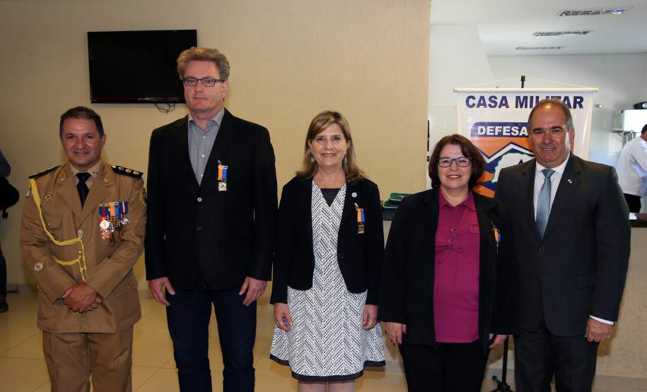 Defesa Civil condecora pessoas que contribuem com a comunidade A Coordenadoria Estadual de Proteção e Defesa Civil entregou nesta terça-feira (06), em Curitiba, a Medalha de Defesa Civil Coronel Dario Natan Bezerra a 42 pessoas, entre civis e militares, que contribuíram com as ações em prol da comunidade. A comenda, que homenageia o ex-comandante da 3º Regional de Defesa Civil, morto em 2008, tem o objetivo de agradecer pelos serviços prestados e incentivar que as boas ações de proteção à população sejam mantidas.