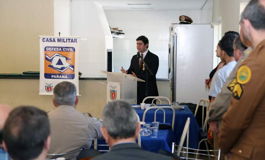 Defesa Civil condecora pessoas que contribuem com a comunidade A Coordenadoria Estadual de Proteção e Defesa Civil entregou nesta terça-feira (06), em Curitiba, a Medalha de Defesa Civil Coronel Dario Natan Bezerra a 42 pessoas, entre civis e militares, que contribuíram com as ações em prol da comunidade. A comenda, que homenageia o ex-comandante da 3º Regional de Defesa Civil, morto em 2008, tem o objetivo de agradecer pelos serviços prestados e incentivar que as boas ações de proteção à população sejam mantidas.