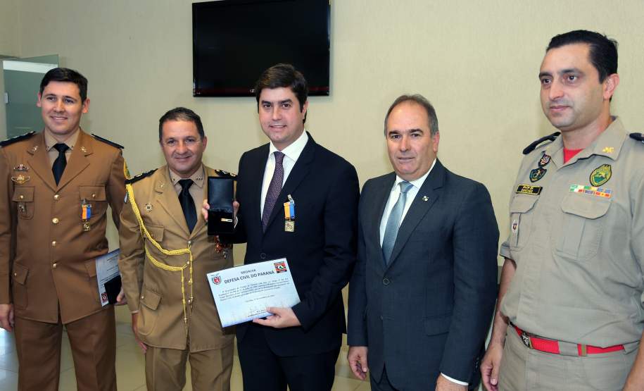 Defesa Civil condecora pessoas que contribuem com a comunidade A Coordenadoria Estadual de Proteção e Defesa Civil entregou nesta terça-feira (06), em Curitiba, a Medalha de Defesa Civil Coronel Dario Natan Bezerra a 42 pessoas, entre civis e militares, que contribuíram com as ações em prol da comunidade. A comenda, que homenageia o ex-comandante da 3º Regional de Defesa Civil, morto em 2008, tem o objetivo de agradecer pelos serviços prestados e incentivar que as boas ações de proteção à população sejam mantidas.