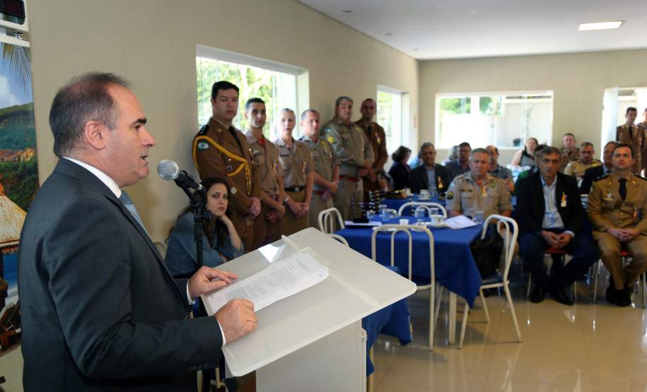 Defesa Civil condecora pessoas que contribuem com a comunidade A Coordenadoria Estadual de Proteção e Defesa Civil entregou nesta terça-feira (06), em Curitiba, a Medalha de Defesa Civil Coronel Dario Natan Bezerra a 42 pessoas, entre civis e militares, que contribuíram com as ações em prol da comunidade. A comenda, que homenageia o ex-comandante da 3º Regional de Defesa Civil, morto em 2008, tem o objetivo de agradecer pelos serviços prestados e incentivar que as boas ações de proteção à população sejam mantidas.