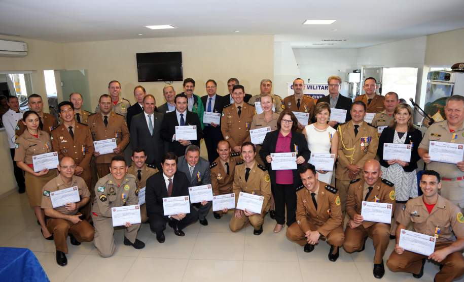 Defesa Civil condecora pessoas que contribuem com a comunidade A Coordenadoria Estadual de Proteção e Defesa Civil entregou nesta terça-feira (06), em Curitiba, a Medalha de Defesa Civil Coronel Dario Natan Bezerra a 42 pessoas, entre civis e militares, que contribuíram com as ações em prol da comunidade. A comenda, que homenageia o ex-comandante da 3º Regional de Defesa Civil, morto em 2008, tem o objetivo de agradecer pelos serviços prestados e incentivar que as boas ações de proteção à população sejam mantidas.
