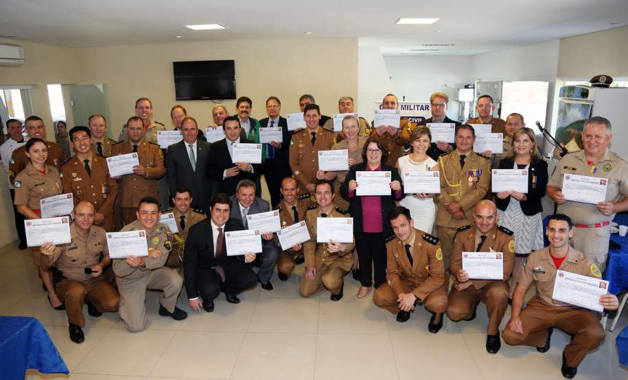 Defesa Civil condecora pessoas que contribuem com a comunidade A Coordenadoria Estadual de Proteção e Defesa Civil entregou nesta terça-feira (06), em Curitiba, a Medalha de Defesa Civil Coronel Dario Natan Bezerra a 42 pessoas, entre civis e militares, que contribuíram com as ações em prol da comunidade. A comenda, que homenageia o ex-comandante da 3º Regional de Defesa Civil, morto em 2008, tem o objetivo de agradecer pelos serviços prestados e incentivar que as boas ações de proteção à população sejam mantidas.