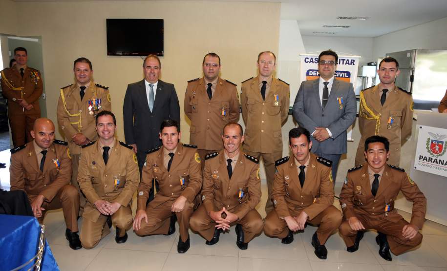 Defesa Civil condecora pessoas que contribuem com a comunidade A Coordenadoria Estadual de Proteção e Defesa Civil entregou nesta terça-feira (06), em Curitiba, a Medalha de Defesa Civil Coronel Dario Natan Bezerra a 42 pessoas, entre civis e militares, que contribuíram com as ações em prol da comunidade. A comenda, que homenageia o ex-comandante da 3º Regional de Defesa Civil, morto em 2008, tem o objetivo de agradecer pelos serviços prestados e incentivar que as boas ações de proteção à população sejam mantidas.