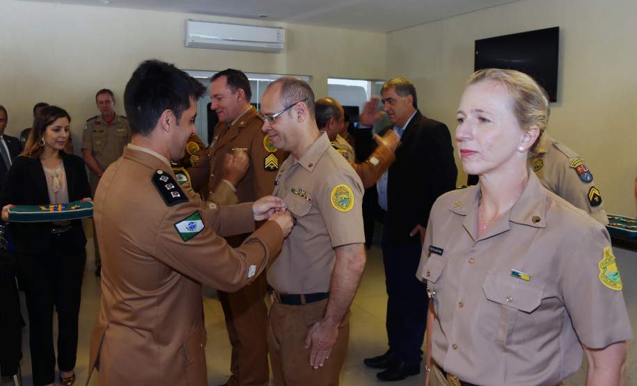 Defesa Civil condecora pessoas que contribuem com a comunidade A Coordenadoria Estadual de Proteção e Defesa Civil entregou nesta terça-feira (06), em Curitiba, a Medalha de Defesa Civil Coronel Dario Natan Bezerra a 42 pessoas, entre civis e militares, que contribuíram com as ações em prol da comunidade. A comenda, que homenageia o ex-comandante da 3º Regional de Defesa Civil, morto em 2008, tem o objetivo de agradecer pelos serviços prestados e incentivar que as boas ações de proteção à população sejam mantidas.