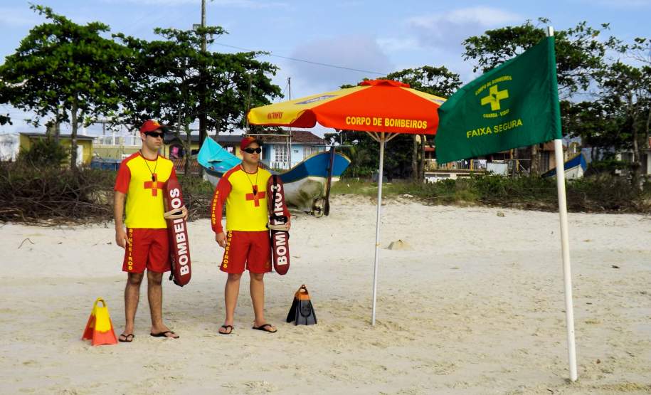 Corpo de Bombeiros do Paraná reforça medidas de proteção para os guarda-vidas neste verão Corpo de Bombeiros do Paraná reforça medidas de proteção para os guarda-vidas neste verão