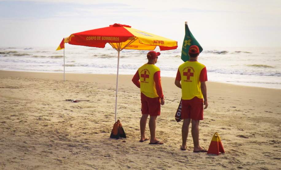 Corpo de Bombeiros do Paraná reforça medidas de proteção para os guarda-vidas neste verão Corpo de Bombeiros do Paraná reforça medidas de proteção para os guarda-vidas neste verão