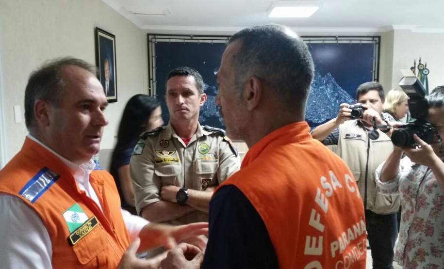 Defesa Civil envia equipes para avaliar situação de Paranaguá Defesa Civil envia equipes para avaliar situação de Paranaguá