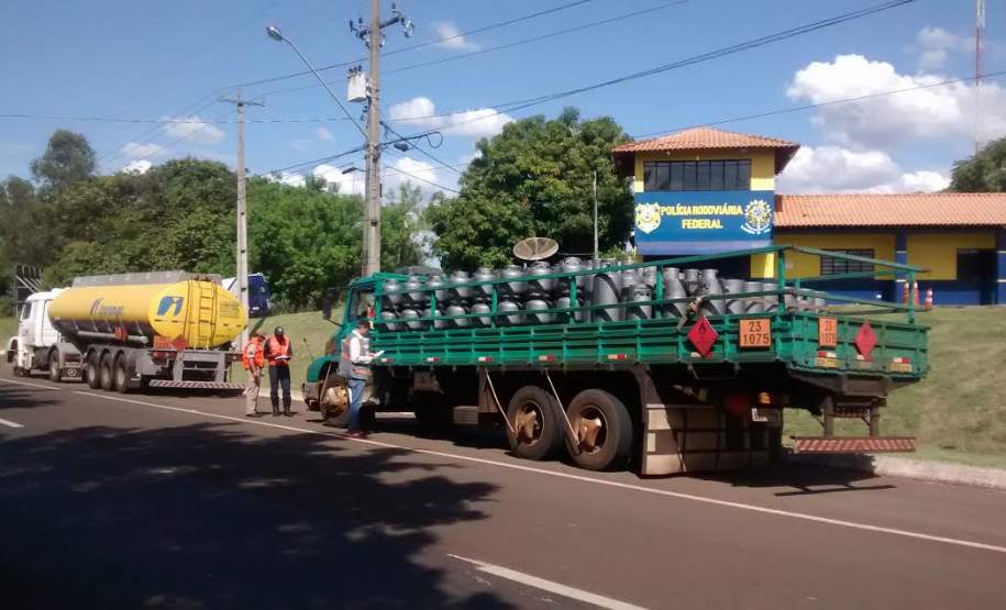 Fiscalização Prod. Perigosos Rod. BR 369 Posto PRF Ibiporã-PR. Fiscalização Prod. Perigosos Rod. BR 369 Posto PRF Ibiporã-PR.