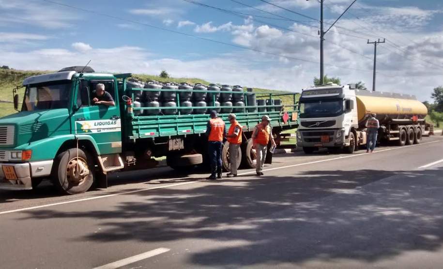 Fiscalização Prod. Perigosos Rod. BR 369 Posto PRF Ibiporã-PR. Fiscalização Prod. Perigosos Rod. BR 369 Posto PRF Ibiporã-PR.