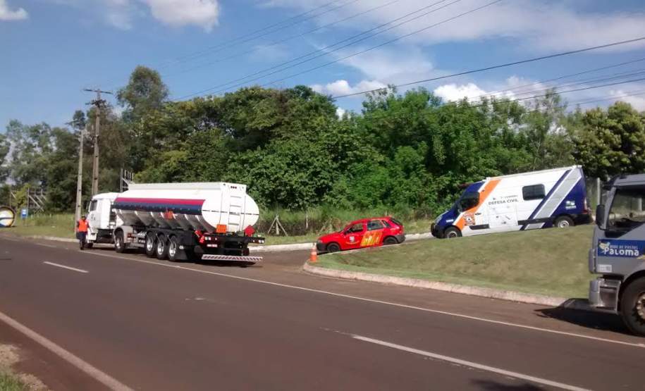 Fiscalização Prod. Perigosos Rod. BR 369 Posto PRF Ibiporã-PR. Fiscalização Prod. Perigosos Rod. BR 369 Posto PRF Ibiporã-PR.