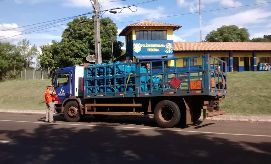 Fiscalização Prod. Perigosos Rod. BR 369 Posto PRF Ibiporã-PR. Fiscalização Prod. Perigosos Rod. BR 369 Posto PRF Ibiporã-PR.