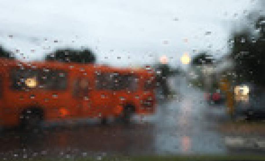 Tempestades atingem todo o Estado e derrubam árvores na RMC Tempestades atingem todo o Estado e derrubam árvores na RMC