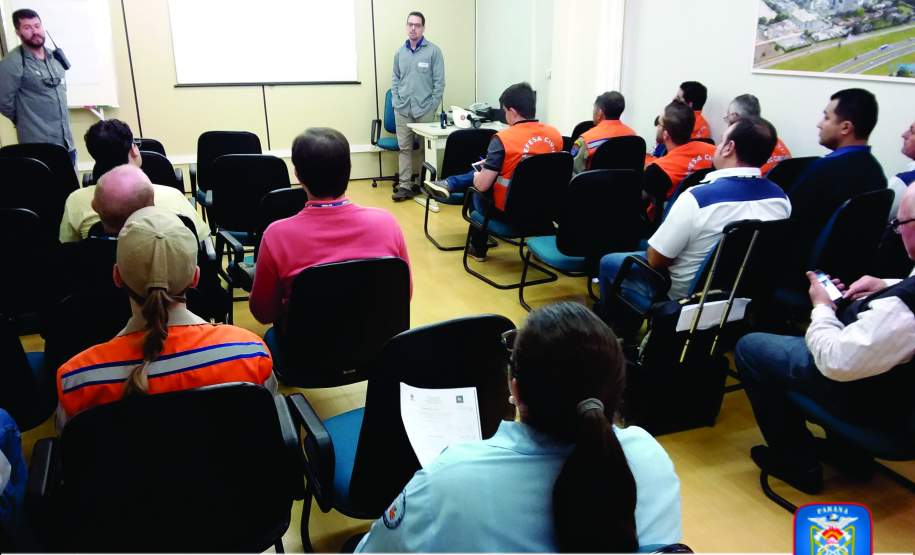 Bombeiros realizam fiscalização de armazenamento, produção e manuseio de produtos perigosos na empresa Peróxidos do Brasil Bombeiros realizam fiscalização de armazenamento, produção e manuseio de produtos perigosos na empresa Peróxidos do Brasil