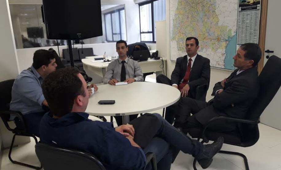 Prefeito do Município de Araruna recebe orientações na sede da Coordenadoria Estadual de Proteção e Defesa Civil. Prefeito do Município de Araruna recebe orientações na sede da Coordenadoria Estadual de Proteção e Defesa Civil.