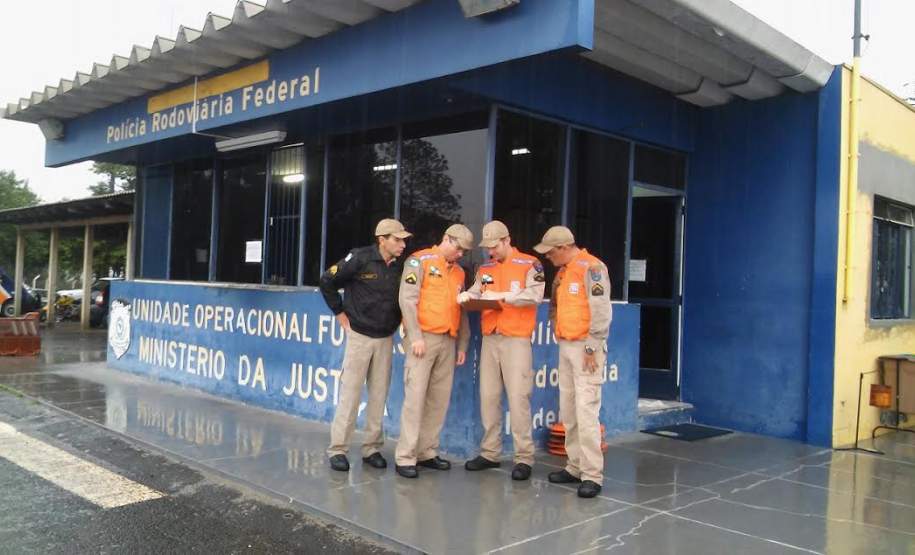 2ª CORPDEC Realiza Fiscalização ao Transporte Rodoviário de Produtos Perigosos 2ª CORPDEC Realiza Fiscalização ao Transporte Rodoviário de Produtos Perigosos