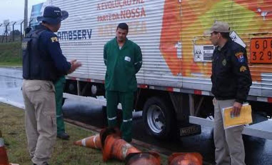 2ª CORPDEC Realiza Fiscalização ao Transporte Rodoviário de Produtos Perigosos 2ª CORPDEC Realiza Fiscalização ao Transporte Rodoviário de Produtos Perigosos